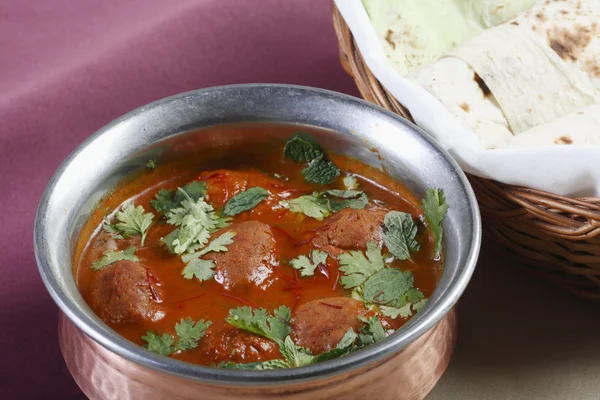 Rista ist ein aromatisches Gericht aus Hammelbällchen ohne Knochen, gekocht in roter Soße mit frischen Gewürzen — Stockfoto