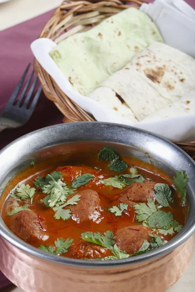 Rista ist ein aromatisches Gericht aus Hammelbällchen ohne Knochen, gekocht in roter Soße mit frischen Gewürzen — Stockfoto