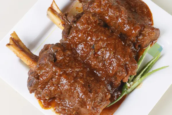 Carne de carneiro marinada em iogurte picante e cozida em molho vermelho — Fotografia de Stock