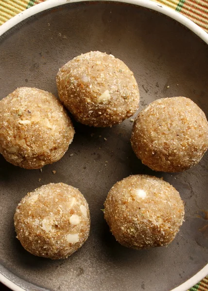 Churma ladoo ist eine typische rajasthani süß — Stockfoto