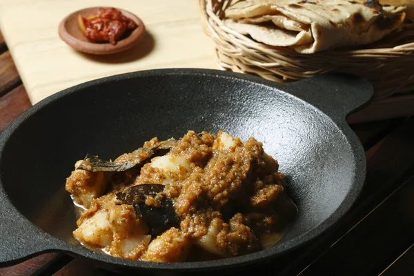 Aloo pudina saag - een curry gemaakt van aardappelen en muntblaadjes — Stockfoto
