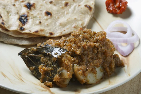 Aloo pudina saag - ein Curry aus Kartoffeln und Minzblättern — Stockfoto