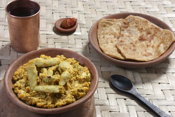 Arbi ka saag - en maträtt från colocasia — Stockfoto