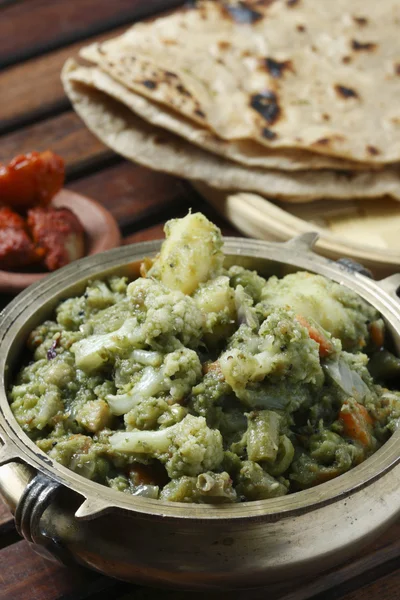 Saag vegetal mixto - un curry hecho de una variedad de verduras —  Fotos de Stock