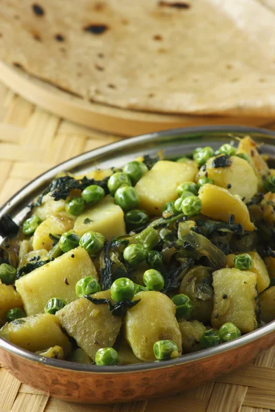 Saag Aloo Bhuna - Prato de batata e espinafre — Fotografia de Stock