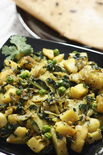 Saag Aloo Bhuna - Prato de batata e espinafre — Fotografia de Stock