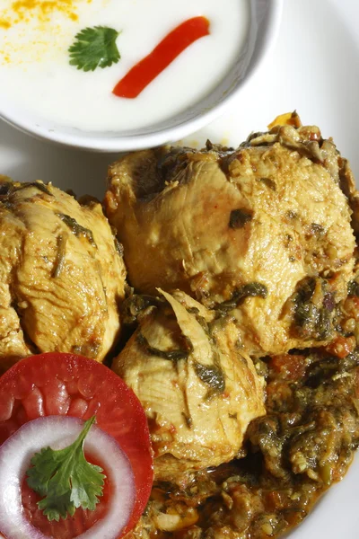 Chicken Seyal - Chicken cooked with green leaves — Stock Photo, Image