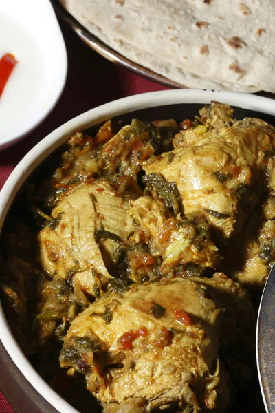 Pollo Seyal - Pollo cotto con foglie verdi — Foto Stock