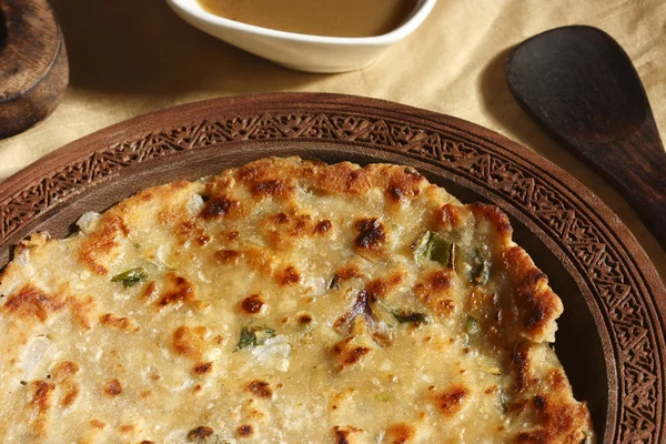 Pan plano grueso o Chapati hecho con cebolla y cilantro — Foto de Stock