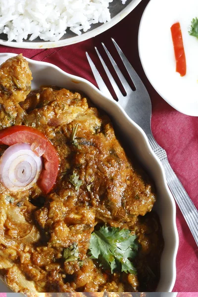 Sindhi tavuk - tavuk pişmiş domates ve soğan sos ile — Stok fotoğraf