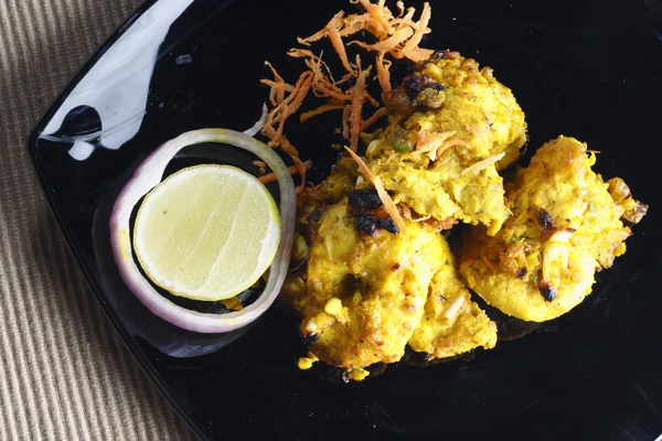 Lemon Garlic Tikka - un plato de pollo a la parrilla . —  Fotos de Stock