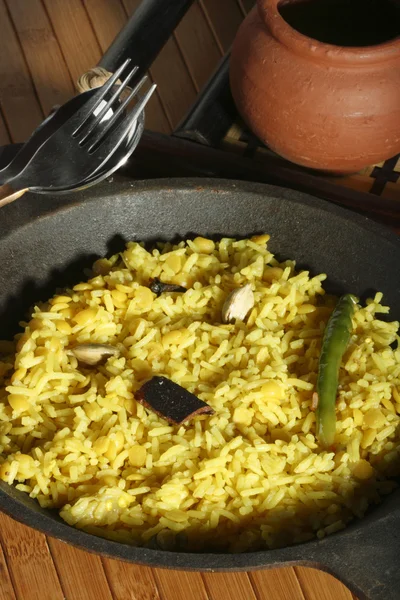 Hyderabadi Khichdi - um prato de arroz indiano-sul-asiático feito de arroz e lentilhas — Fotografia de Stock