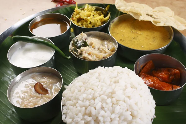 Malabar thali - eine Auswahl an verschiedenen Gerichten — Stockfoto