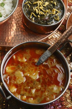 khatta alu dan gujarat bir patates köri olduğunu