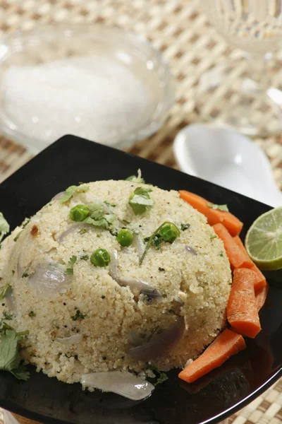 Upma es un plato indio hecho de rava de trigo (sémola ). — Foto de Stock