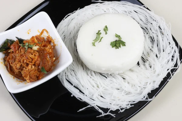 Idli - Bolos de arroz cozido no vapor do sul da Índia — Fotografia de Stock