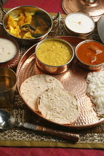 Bhakri - ett tunnbröd gjorda av jowar från gujarat. — Stockfoto