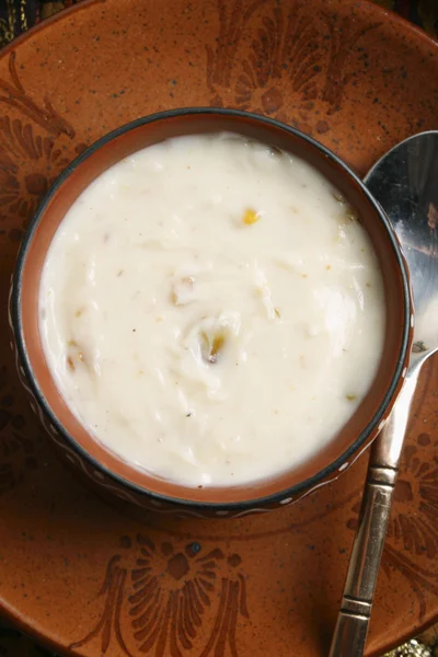 Shrikhand es un plato dulce indio hecho de yogur colado . —  Fotos de Stock