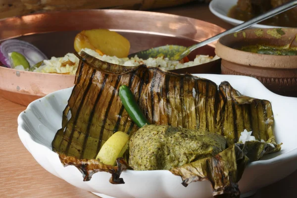 Bhetki paturi - Fisch im Bananenblatt — Stockfoto