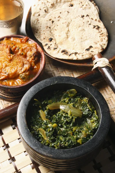 Saag bhaji - vegetariánské jídlo z východní části severní Indie. — Stock fotografie
