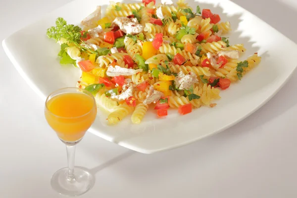 Pasta is een generieke term voor Italiaanse varianten van noedels — Stockfoto