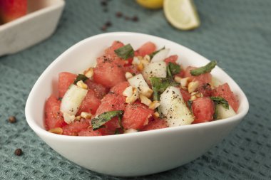 Karpuz, salatalık ve naneli salata yenileniyor.