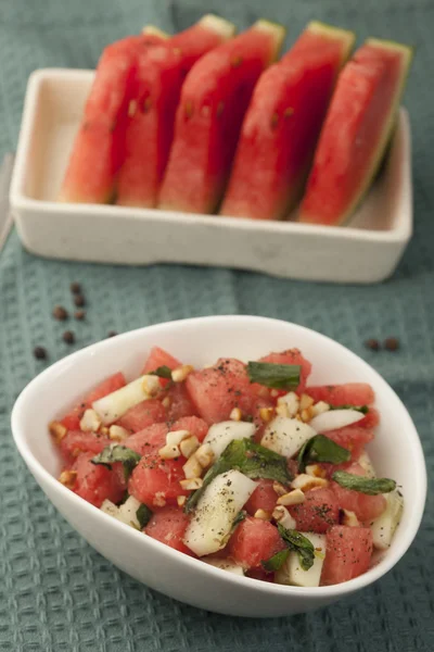 Verfrissende munt, watermeloen en komkommer salade. — Stockfoto
