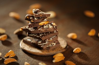 Koyu sütlü çikolata badem ile