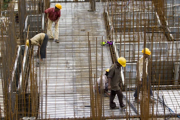 Bangalore, Karnataka, India - September 15, 2010: Unidentified workers are employed in construction overhead metro in bangalore City — Φωτογραφία Αρχείου