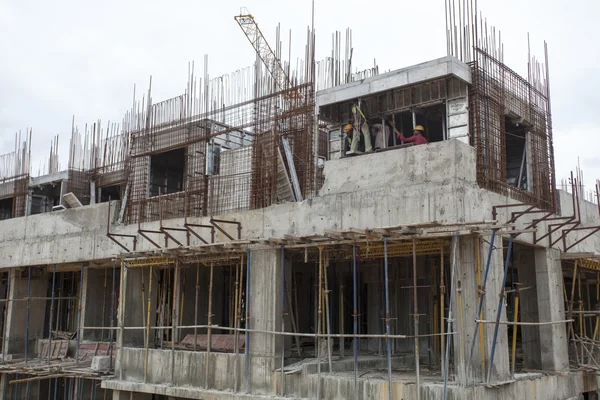 Bangalore, Karnataka, India - September 15, 2010: Unidentified workers are employed in construction overhead metro in bangalore City ロイヤリティフリーのストック画像