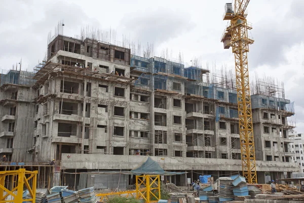 Bangalore, Karnataka, Índia - 15 de setembro de 2010: Trabalhadores não identificados trabalham na construção de metrô aéreo na cidade de bangalore Fotografia De Stock