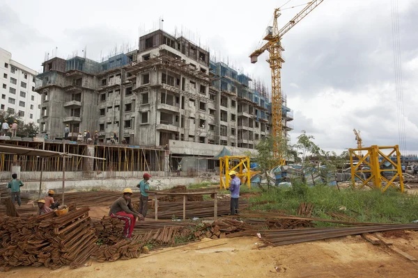 Bangalore, Karnataka, Índia - 15 de setembro de 2010: Trabalhadores não identificados trabalham na construção de metrô aéreo na cidade de bangalore Fotos De Bancos De Imagens Sem Royalties