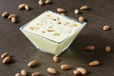 Basundi Kocaeli, gujara gelen zengin ve lezzetli bir tatlı olduğunu