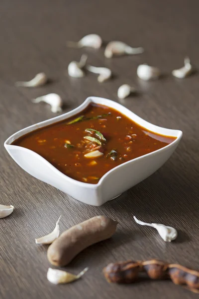 Sugo speziato di tamarindo e aglio dell'India meridionale — Foto Stock