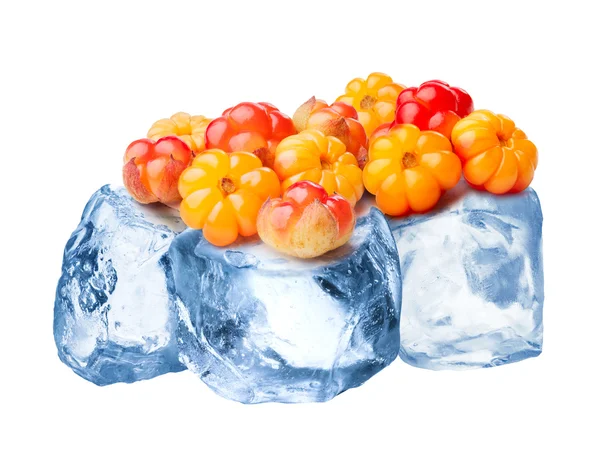 Bevroren cloudberries geïsoleerd — Stockfoto