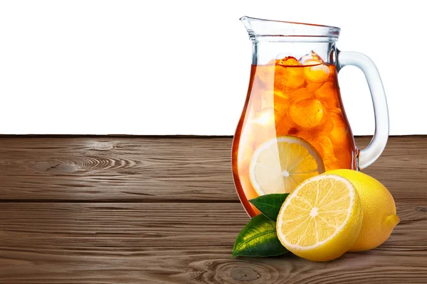 Jug or pitcher of iced tea with lemons on foreground standin on — Stock Photo, Image