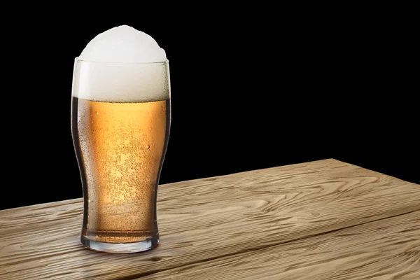 Copo de cerveja leve na mesa de madeira — Fotografia de Stock