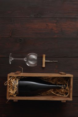 Kırmızı şarap şişesi, gözlük, tirbuşon, düz lay
