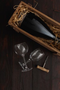 Kırmızı şarap şişesi, gözlük, tirbuşon, düz lay