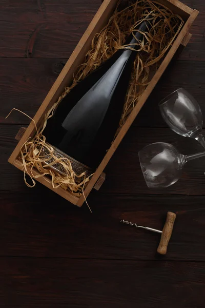 Garrafa de vinho tinto, copos, saca-rolhas, flat lay — Fotografia de Stock