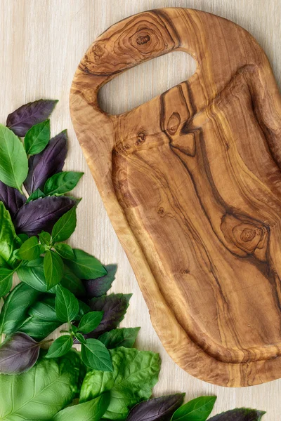 Heirloom manjericão na mesa de madeira — Fotografia de Stock