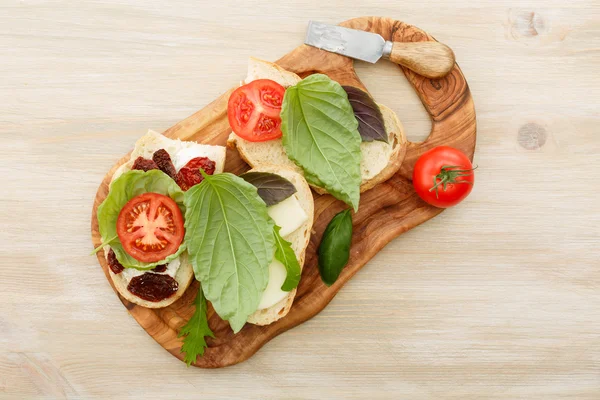 Sanduíches com mascarpone, tomates secos, manjericão — Fotografia de Stock