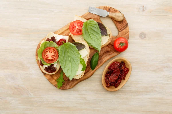 Sanduíches com mascarpone, tomates secos, manjericão — Fotografia de Stock