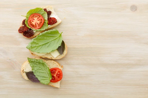 Sanduíches com mascarpone, tomates secos, manjericão — Fotografia de Stock