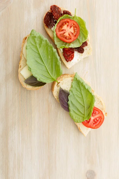 Бутерброди з маскарпоном, сушені помідори, базилік — стокове фото