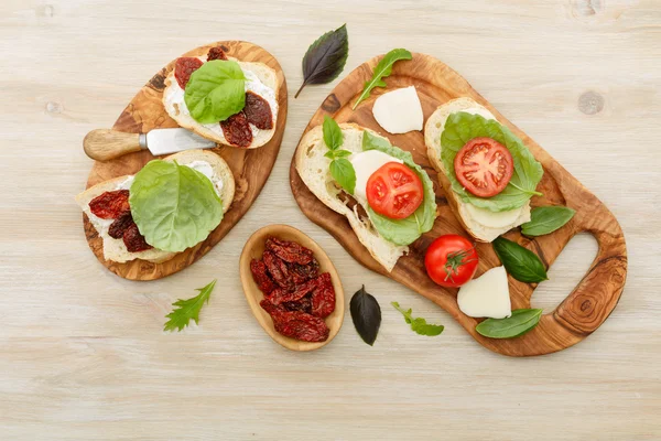 Sendviče s mascarpone, sušená rajčata, bazalka — Stock fotografie