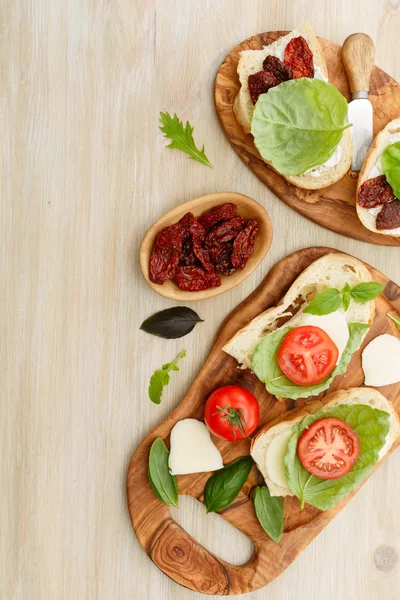 Sanduíches com mascarpone, tomates secos, manjericão — Fotografia de Stock