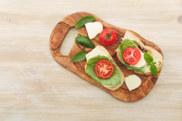 Smörgåsar med mascarpone, torkade tomater, basilika — Stockfoto