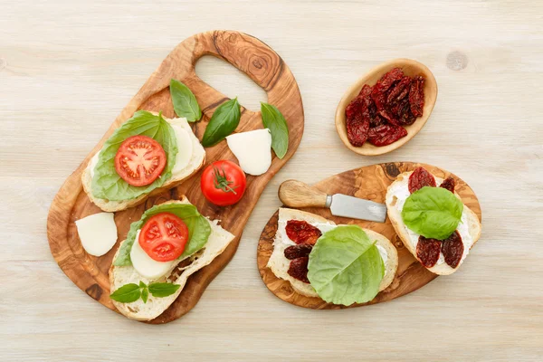 Sanduíches com mascarpone, tomates secos, manjericão — Fotografia de Stock