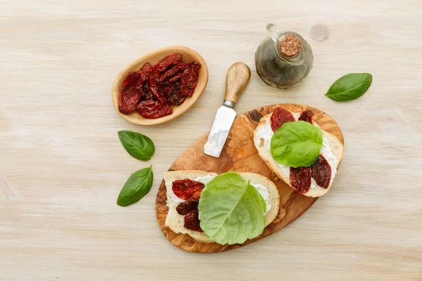 Smörgåsar med mascarpone, torkade tomater, basilika — Stockfoto